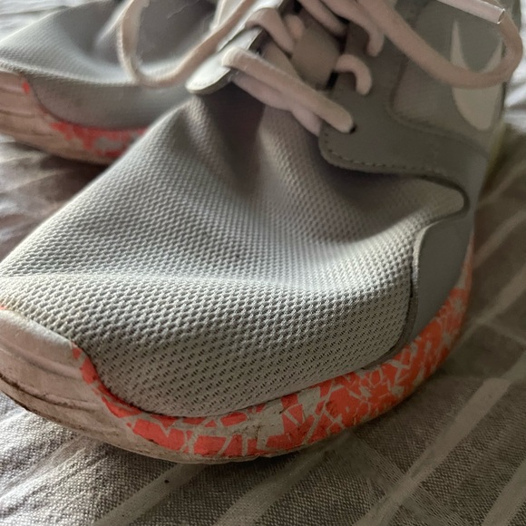 Grey w/ colorful soles Nikes - Picture 4 of 8